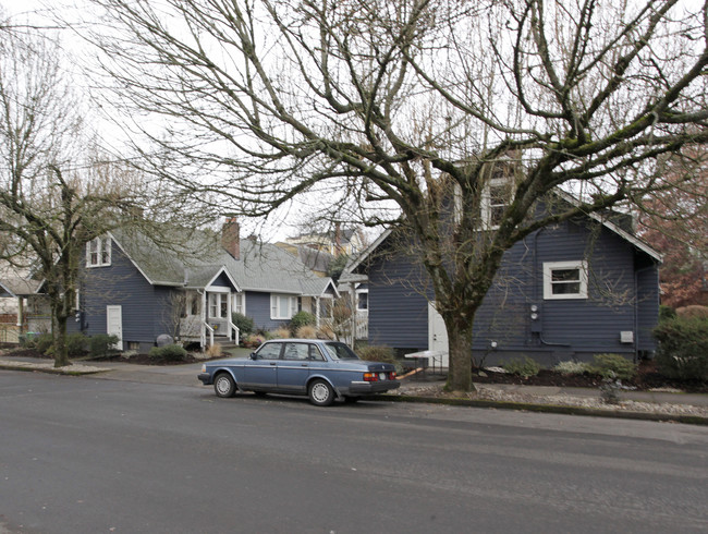 2305-2315 SE Ash St in Portland, OR - Foto de edificio - Building Photo