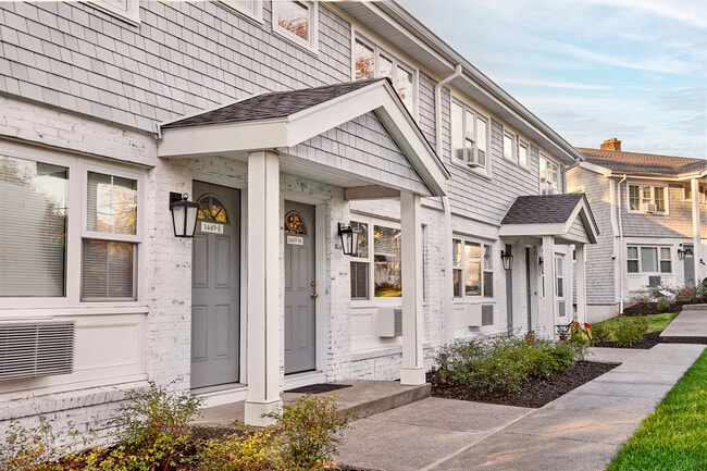 Farmington Court Apartments in Farmington, CT - Foto de edificio - Building Photo