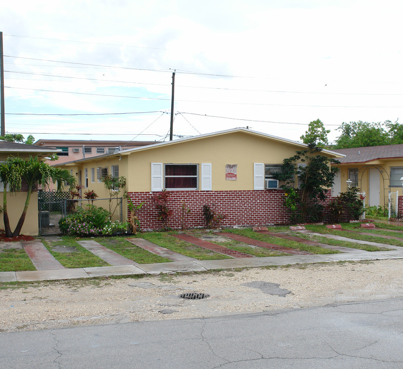 944-952 W 30th St in Hialeah, FL - Building Photo