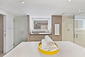 2301 Collins Ave, Unit 1004 in Miami Beach, FL - Building Photo - Building Photo