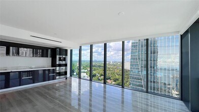 1451 Brickell Ave, Unit 2406 in Miami, FL - Foto de edificio - Building Photo