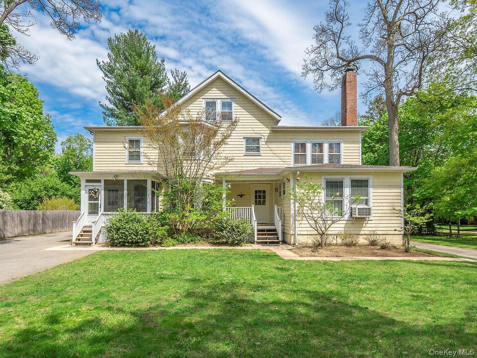230 Bayville Rd in Locust Valley, NY - Building Photo