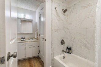 15706 Ash Way in Lynnwood, WA - Foto de edificio - Building Photo