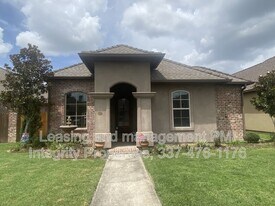 330 Dunvegan Ct in Lafayette, LA - Building Photo