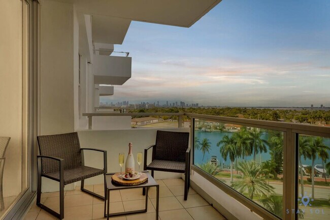 5151 Collins Ave in Miami, FL - Foto de edificio - Building Photo