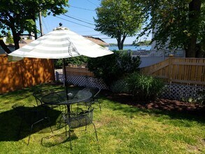 5 Rowland Pl in Westport, CT - Building Photo - Building Photo