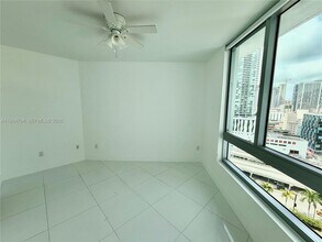350 S Miami Ave, Unit 1907 in Miami, FL - Foto de edificio - Building Photo