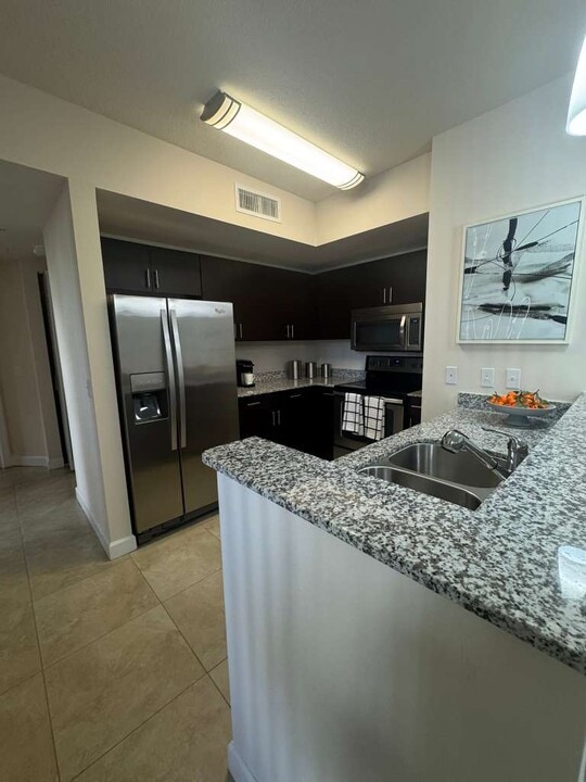 8246 NW 48th St, Unit C2 in Doral, FL - Building Photo