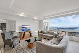 1571 Chippendale Ct in West Vancouver, BC - Building Photo