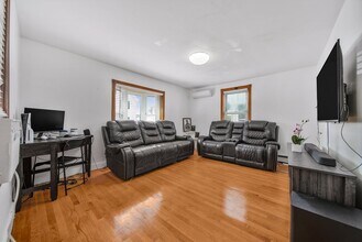 11 Murphy Ct in Newton, MA - Building Photo - Building Photo
