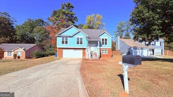 221 Heathrow Dr in Riverdale, GA - Building Photo