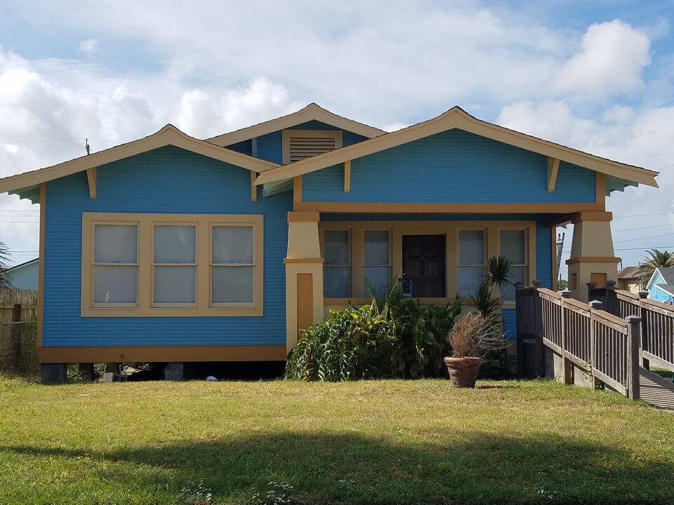 3004 Avenue R 1/2 in Galveston, TX - Building Photo