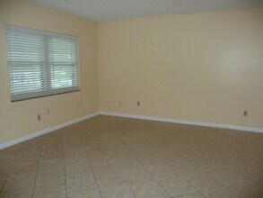 4034 Windtree Dr in Tampa, FL - Building Photo - Building Photo