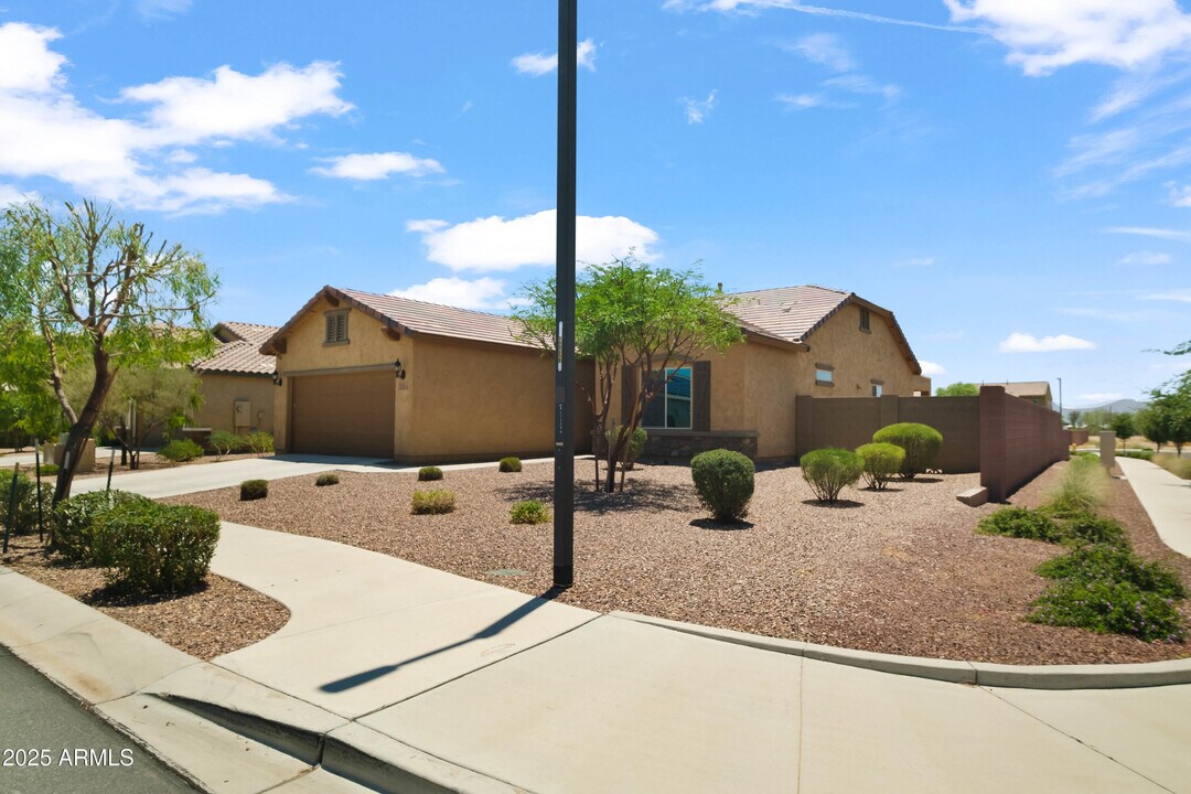 17555 W Hedgehog Pl in Surprise, AZ - Building Photo