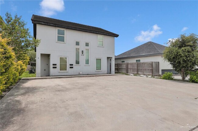 12 W Chavez St in Edinburg, TX - Building Photo - Building Photo