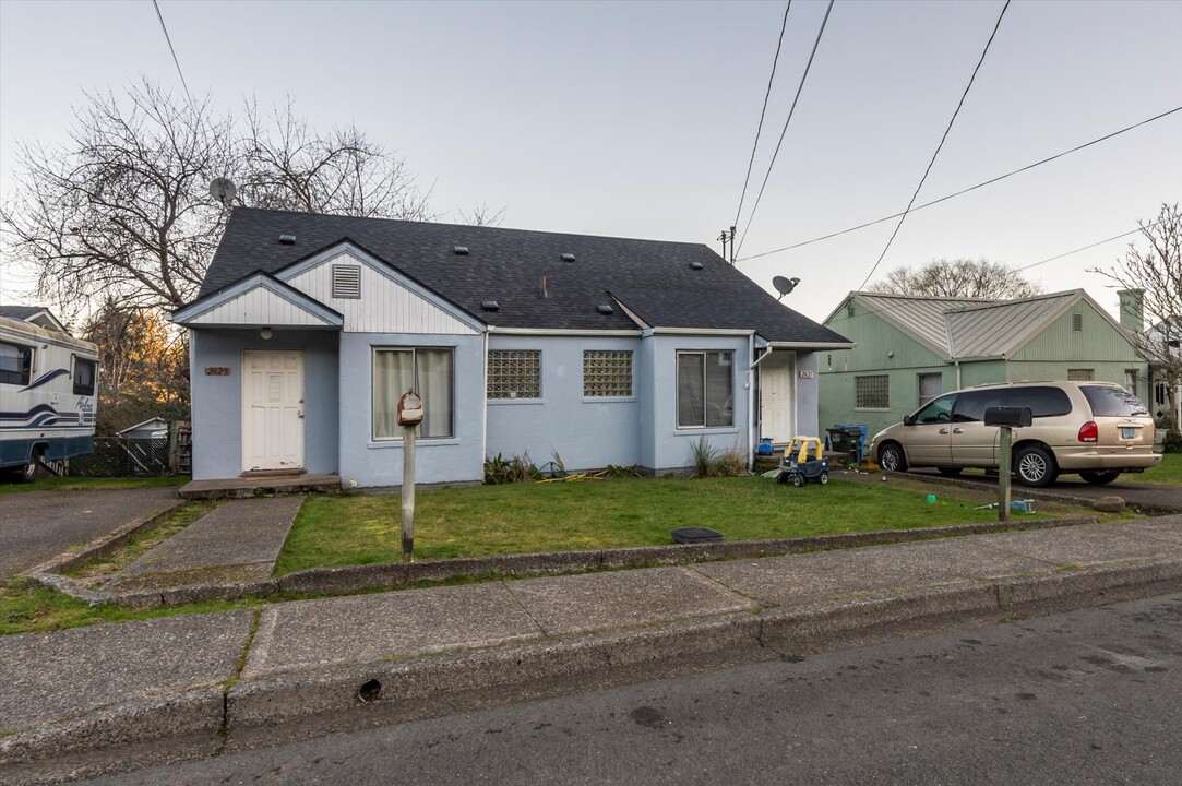 2621 Bowman Rd in Reedsport, OR - Building Photo