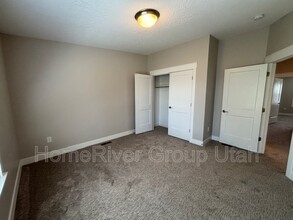 276 E Sandy Sage Way in Sandy, UT - Building Photo - Building Photo