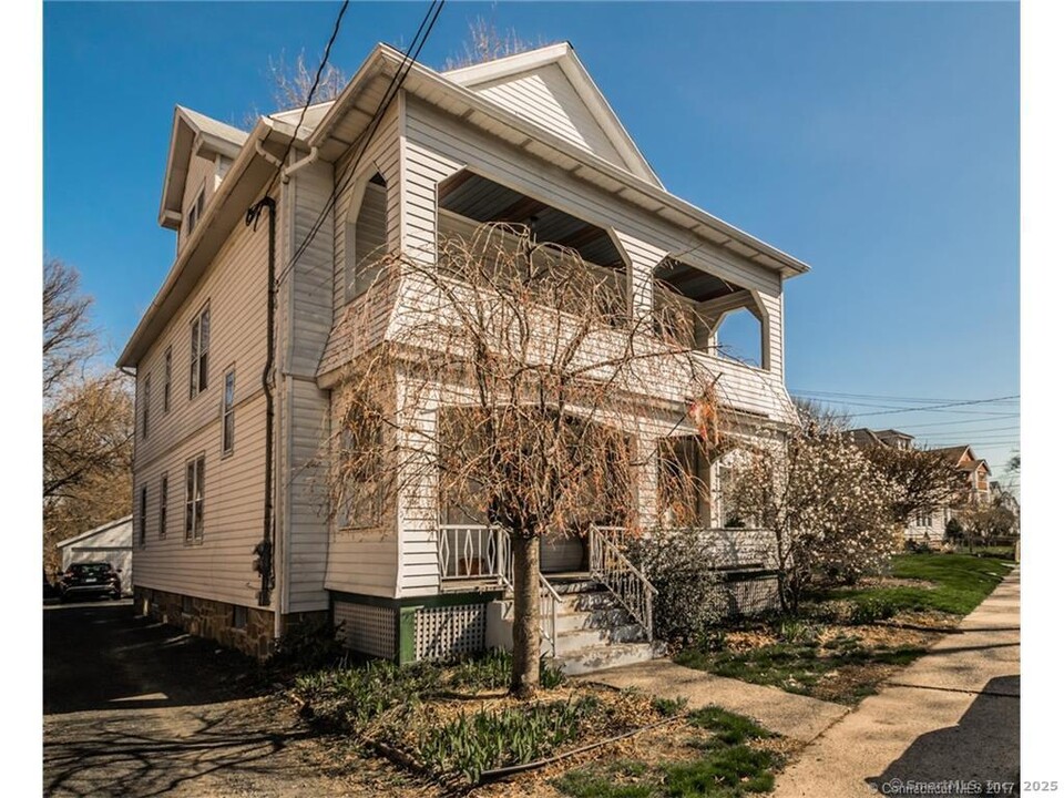 161 Shuttle Meadow Ave in New Britain, CT - Building Photo