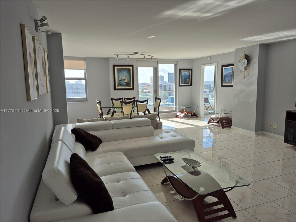 1912 S Ocean Dr in Hallandale Beach, FL - Building Photo