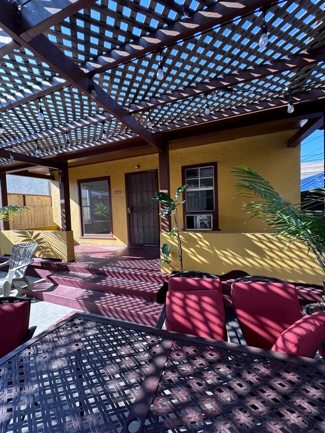 3349 Brayton Ave in Signal Hill, CA - Foto de edificio - Building Photo