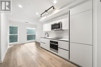 327 King St W in Toronto, ON - Building Photo - Building Photo