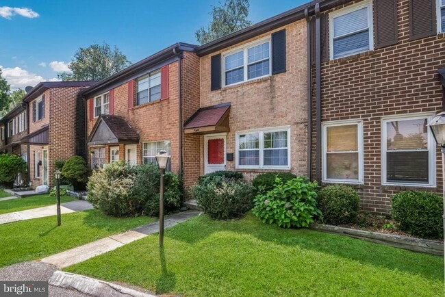 8 Park Valley Ln in Brookhaven, PA - Building Photo - Building Photo