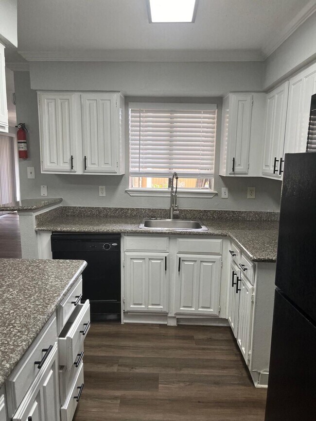 9255 W Sam Houston Pkwy S in Houston, TX - Foto de edificio - Building Photo