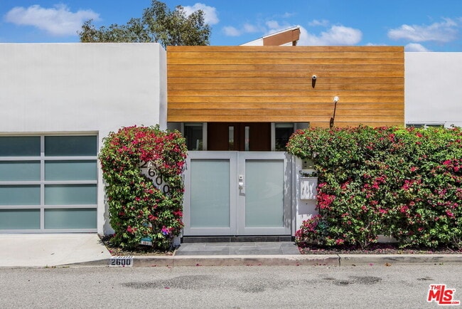 2600 Carman Crest Dr in Los Angeles, CA - Building Photo - Building Photo