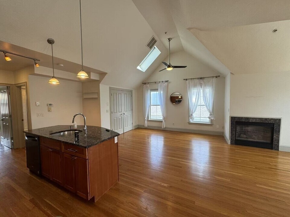 23 Lake St in Somerville, MA - Building Photo