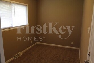 243 Tracy Rd in New Whiteland, IN - Foto de edificio - Building Photo