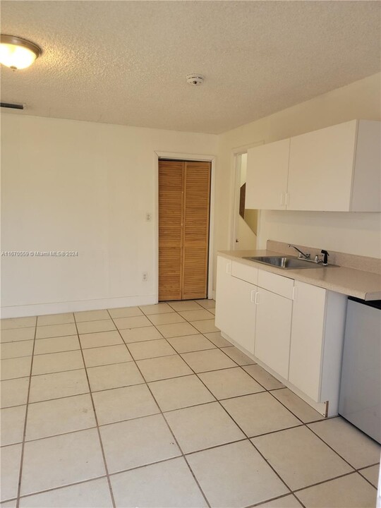 3292 SW 24th St-Unit -2 in Miami, FL - Building Photo