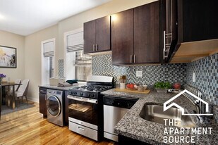 651 W Oakdale Ave, Unit 2 in Chicago, IL - Building Photo