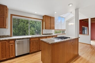 22348 NE 18th St in Sammamish, WA - Building Photo - Building Photo