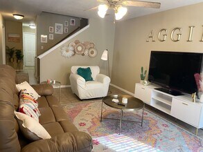 Beautiful 4 Bed, 4.5 Bath Minutes from Cam in College Station, TX - Building Photo - Building Photo