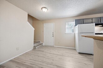 2807 W Slaughter Ln in Austin, TX - Building Photo - Building Photo