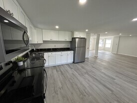 36 Church Ln in East Lyme, CT - Building Photo