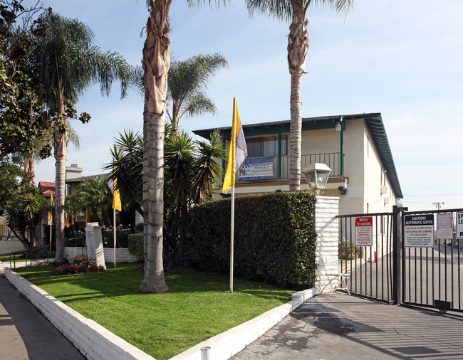 The Fountains Apartments in La Puente, CA - Foto de edificio - Building Photo