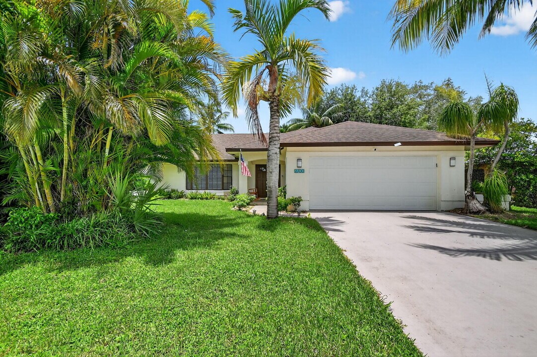 2700 Yarmouth Dr in Wellington, FL - Building Photo