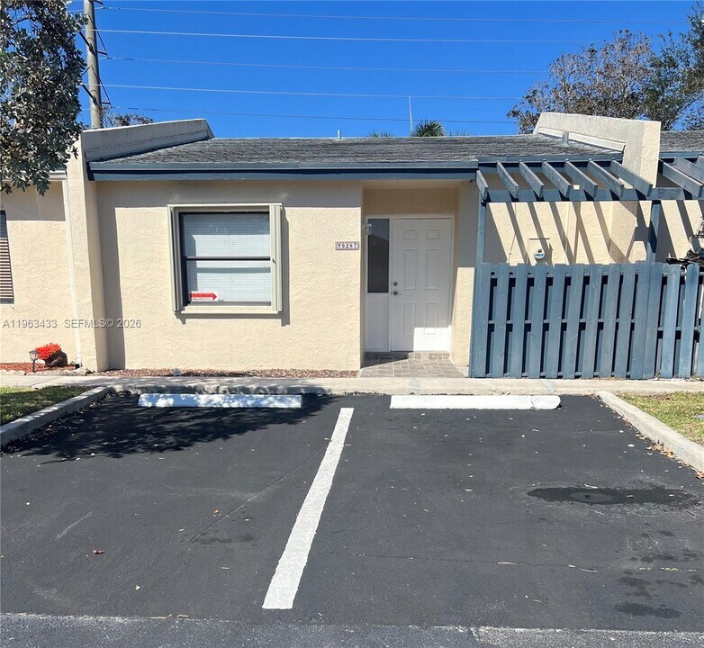 9287 NW 18th St in Pembroke Pines, FL - Building Photo