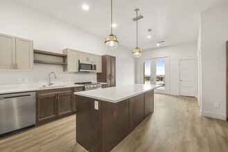 The Reverie at Taylors Crossing in Idaho Falls, ID - Foto de edificio - Building Photo