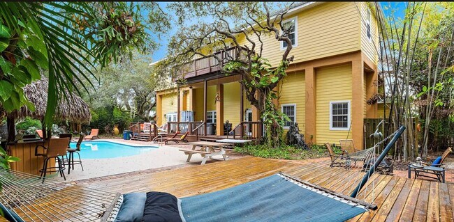 106 22nd Ave SE-Unit -Belize Room in St. Petersburg, FL - Building Photo - Building Photo