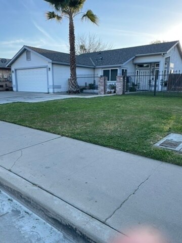 2053 Thompson Ave in Selma, CA - Foto de edificio