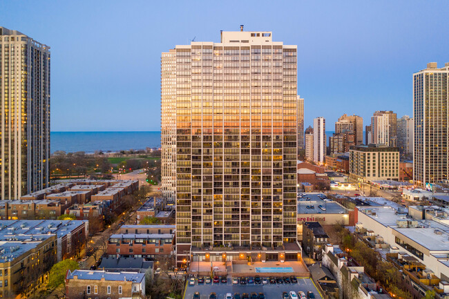 Americana Towers in Chicago, IL - Building Photo - Building Photo