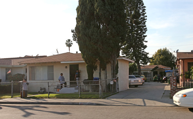 737-741 S Duncan Ave in Los Angeles, CA - Foto de edificio - Building Photo