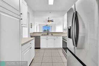 7765 Yardley Dr in Tamarac, FL - Foto de edificio - Building Photo