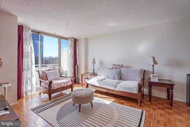 4801 Fairmont Ave in Bethesda, MD - Foto de edificio - Building Photo