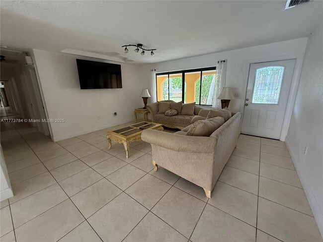 1911 NW 10th Terrace in Homestead, FL - Building Photo - Building Photo