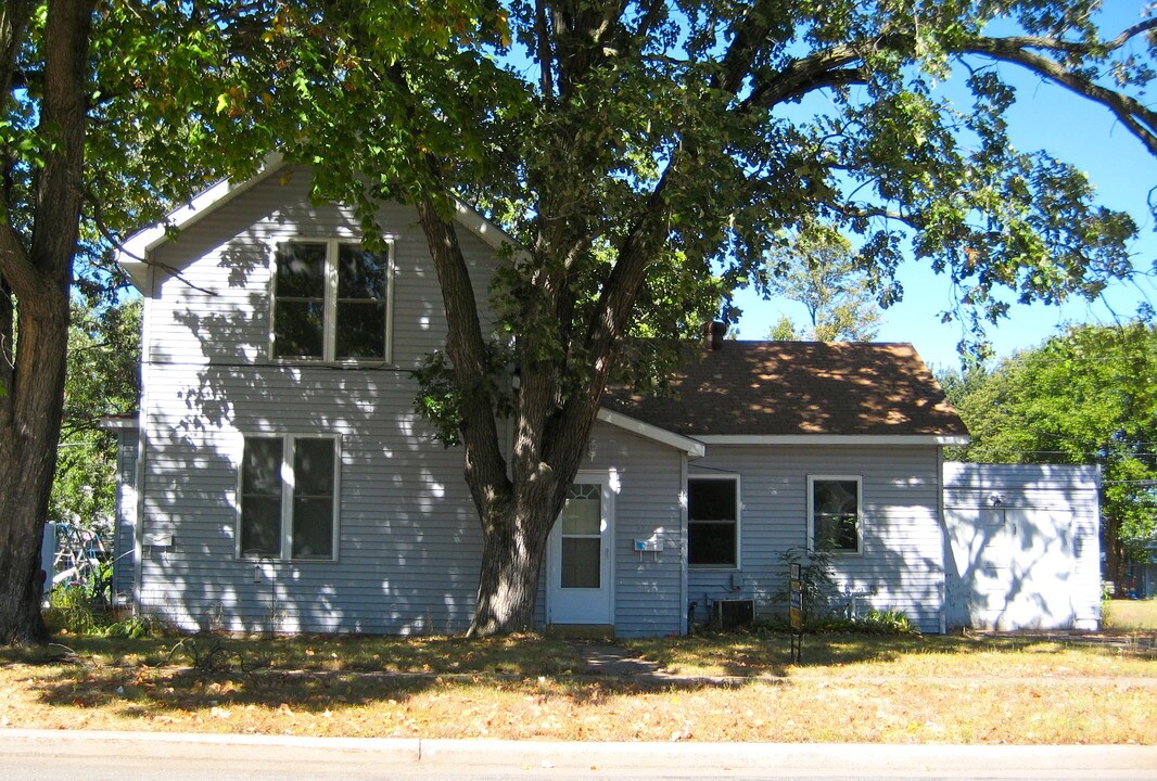 1220 Garfield Ave in Altoona, WI - Building Photo
