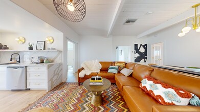 370 W Sunview Ave in Palm Springs, CA - Building Photo - Building Photo