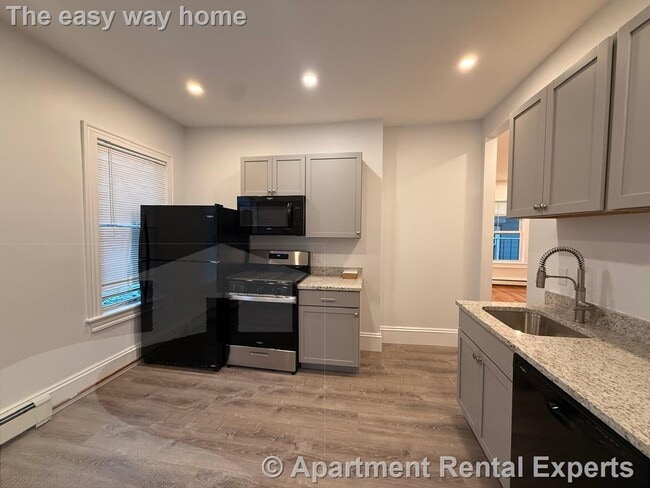 37 Oak St, Unit #2R in Somerville, MA - Foto de edificio - Building Photo